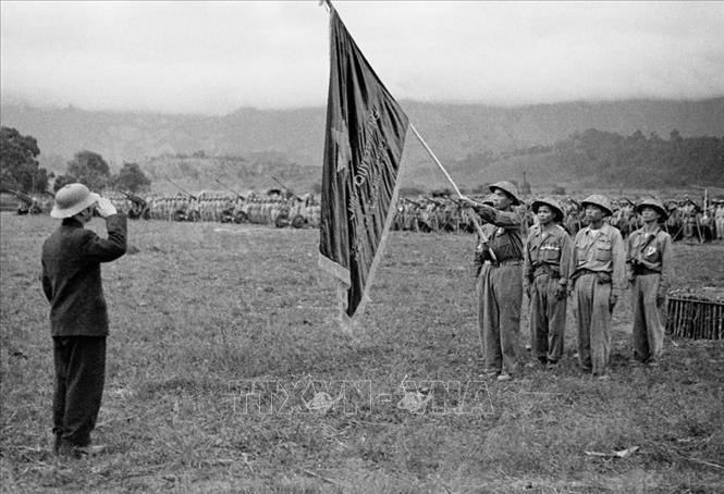 Đại tướng Võ Nguyên Giáp trao Lá cờ 